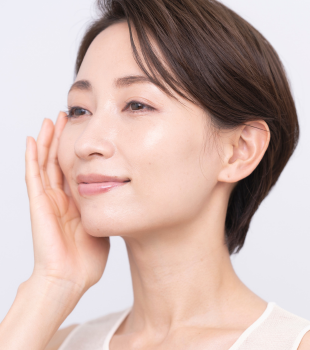 指先で顔の中心から外側へ。