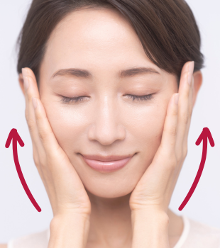 下から上へ顔を包み込むように。