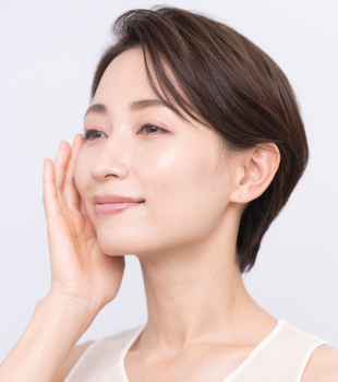 更にもう一度、500円玉大を先程と同じ手順でなじませます。1度で全部塗ろうとすると、液だれしてしまい、ムラの原因に。2度に分けて塗ることで、潤いが格段に高まります。