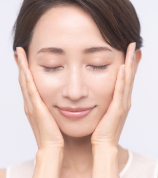 こすらず、包み込むように肌になじませましょう