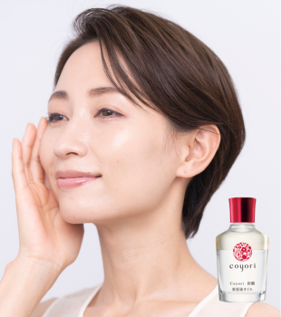美容液オイルで肌を整えます。