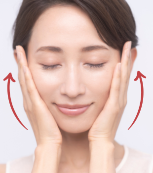 下から上へ顔を包み込むように。