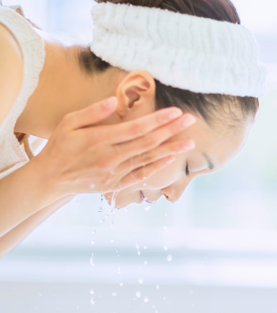 30℃前後のぬるま湯で洗い流しましょう。