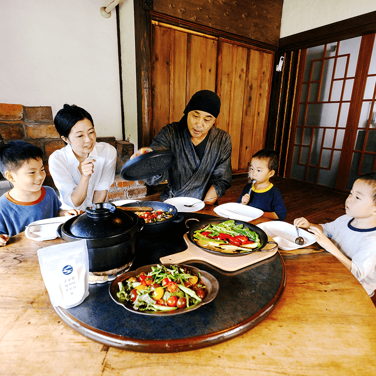 食卓を囲う