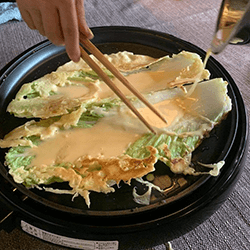 ホットプレートで生地を焼きます